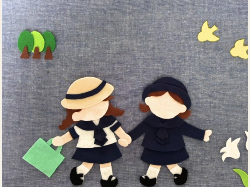 下絵から切り出したフェルトのパーツをバッグ布に置いたところ