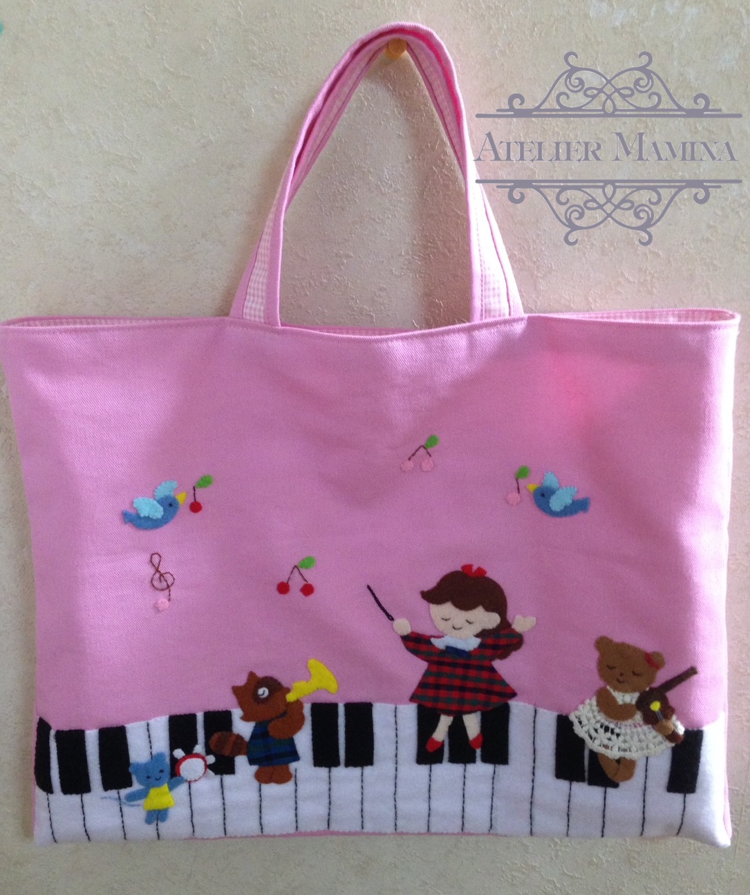 かわいいピンクの音楽バッグ：鍵盤の上のコンサート  あとりえ まみぃ〜な